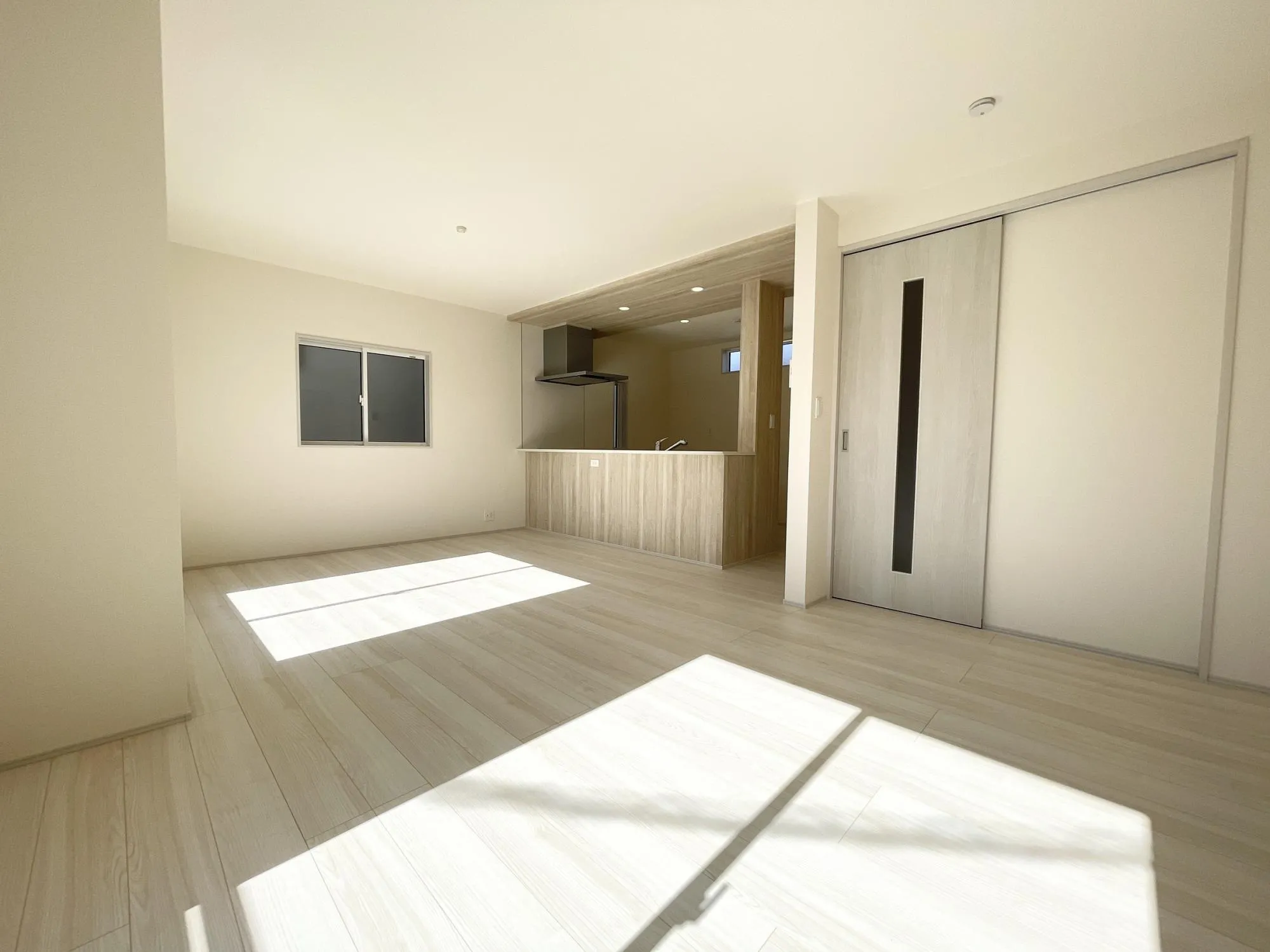 【2号棟/LDK(18.75帖)】陽当たり良好な明るく開放感のあるLDK。18.75帖の広さを確保しているため、レイアウトの自由度が高く、大型家具も無理なく配置可能です。