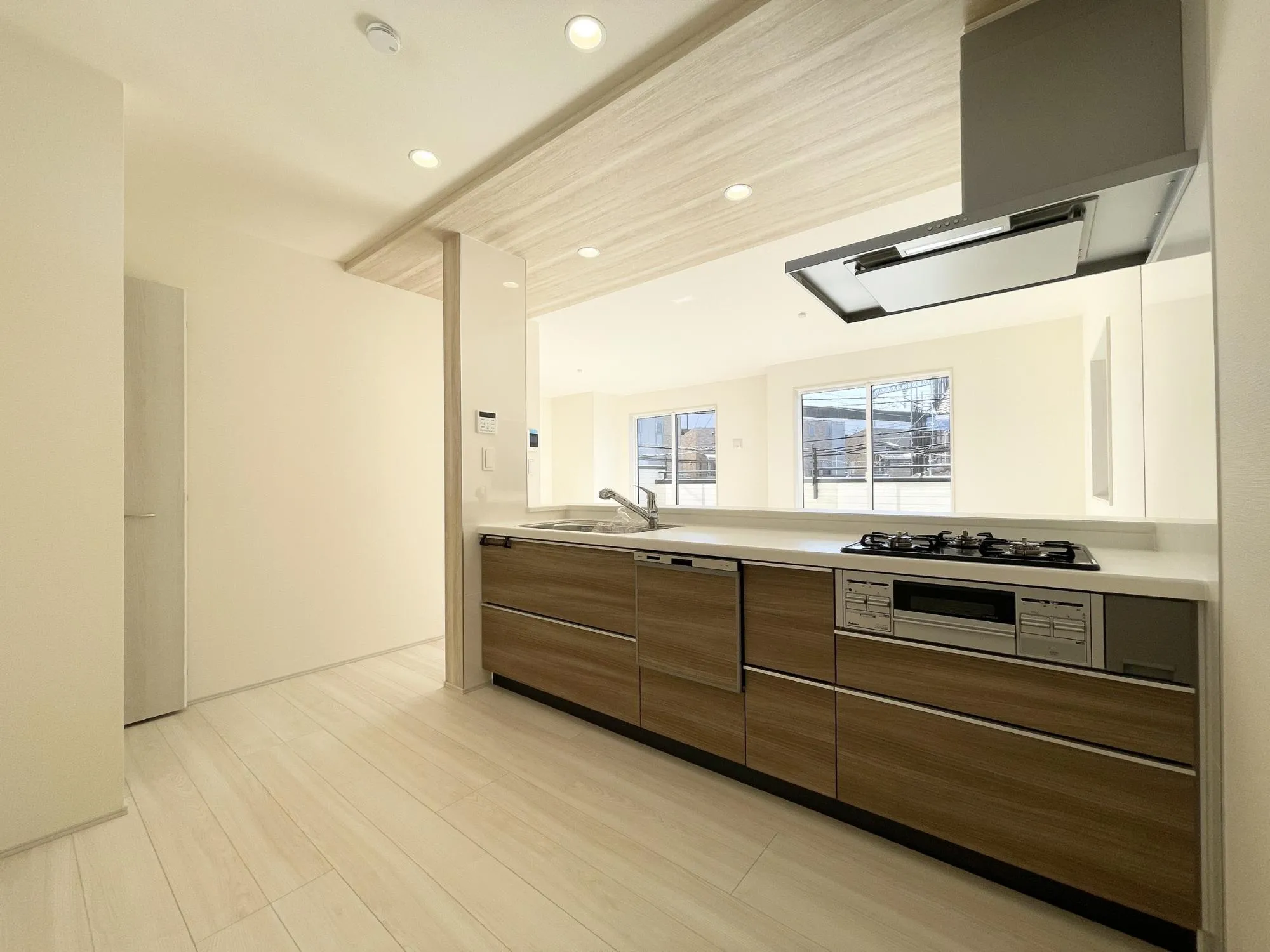 【2号棟/キッチン】リビング全体が見渡せる対面キッチン◎LDKを一望できる、明るく開放感溢れるキッチンレイアウト!家族との会話が自然と生まれる設計です。