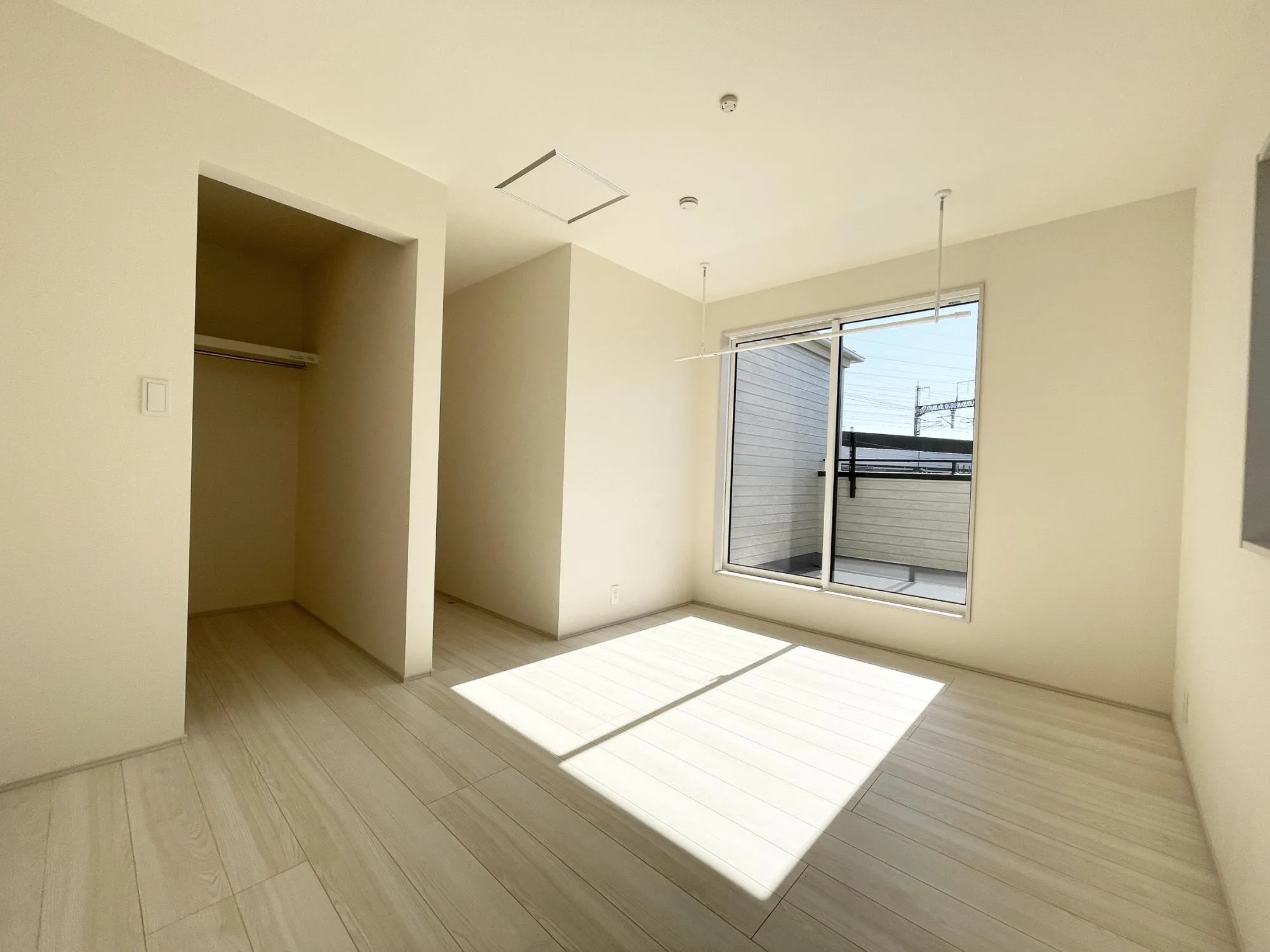 【2号棟/洋室(6.0帖)】使い勝手の良いサイズのお部屋で、様々な用途でご利用可能◎たっぷり収納のウォクローゼットが備わっており、身の回りの物をすっきり整理できます。