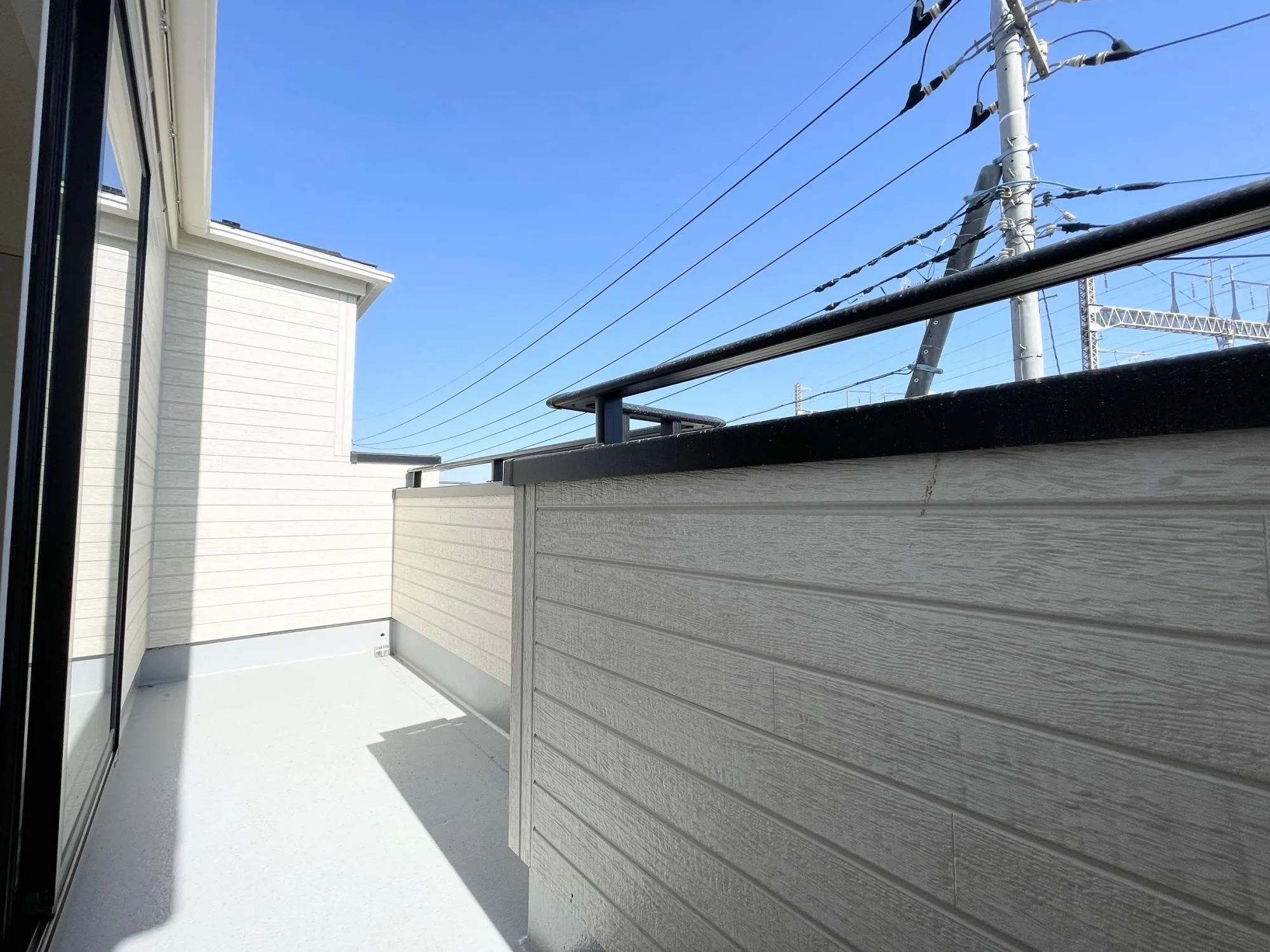 【2号棟/バルコニー】開放感と安心感を兼ね備えたダブルバルコニー◎2方向に広がるバルコニーが光と風を取り込みながら、外部の視線を軽減。家族が安心して過ごせる設計です。