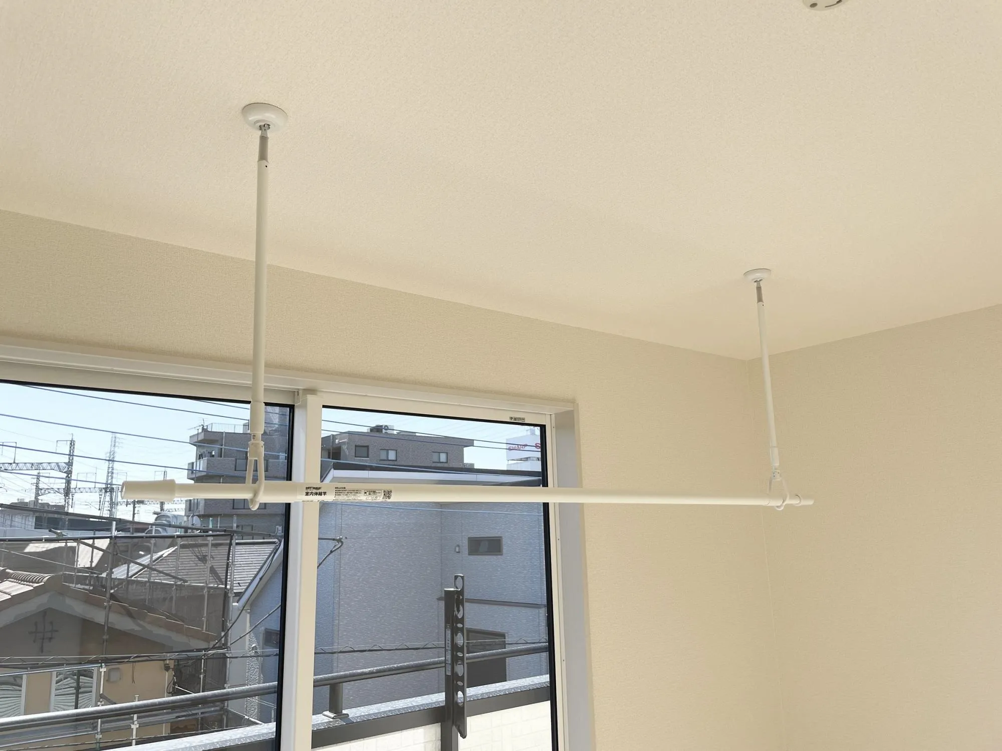 【室内物干】窓際には、吊下げ式の室内物干し付き◎天候や時間帯に関係なく、洗濯物を乾かせます。お好みの高さに調節可能です♪