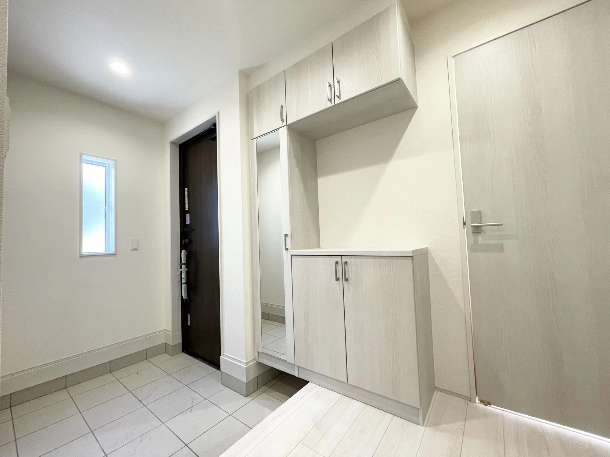 【玄関】ゆとりある広さの玄関です!シューズボックスは、姿見付きのため、外出前の身だしなみチェックが可能◎