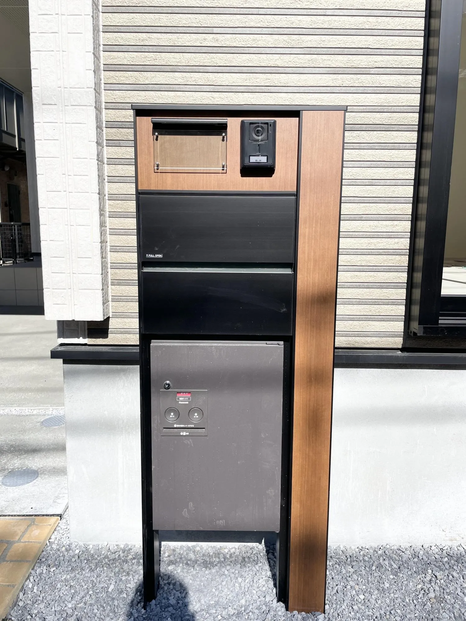 【玄関設備】テレビモニター付きインターフォンで来訪者を映像で確認できる安心設計。ポスト一体型の為に、外構回りもすっきとした印象です。