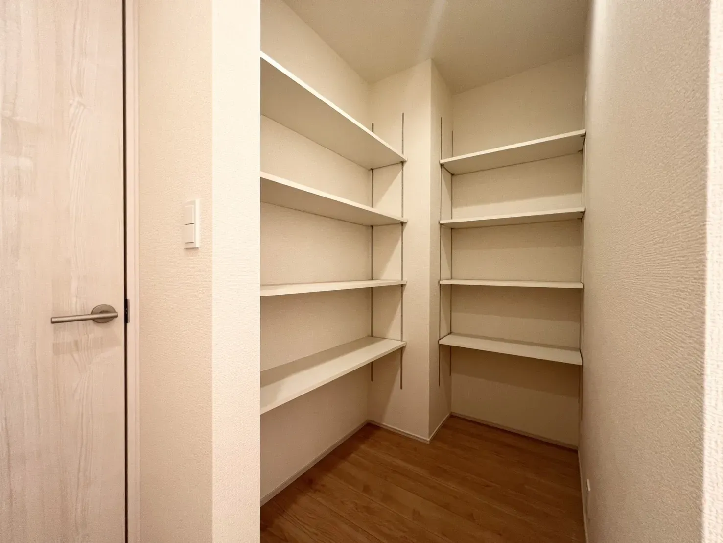 LDKに設置したパントリーです。可動棚付きのため、収納する物にあわせてお好みの高さに調節可能。食料品や飲料のストック、生活感の出やすい日用品の整理にも重宝します。