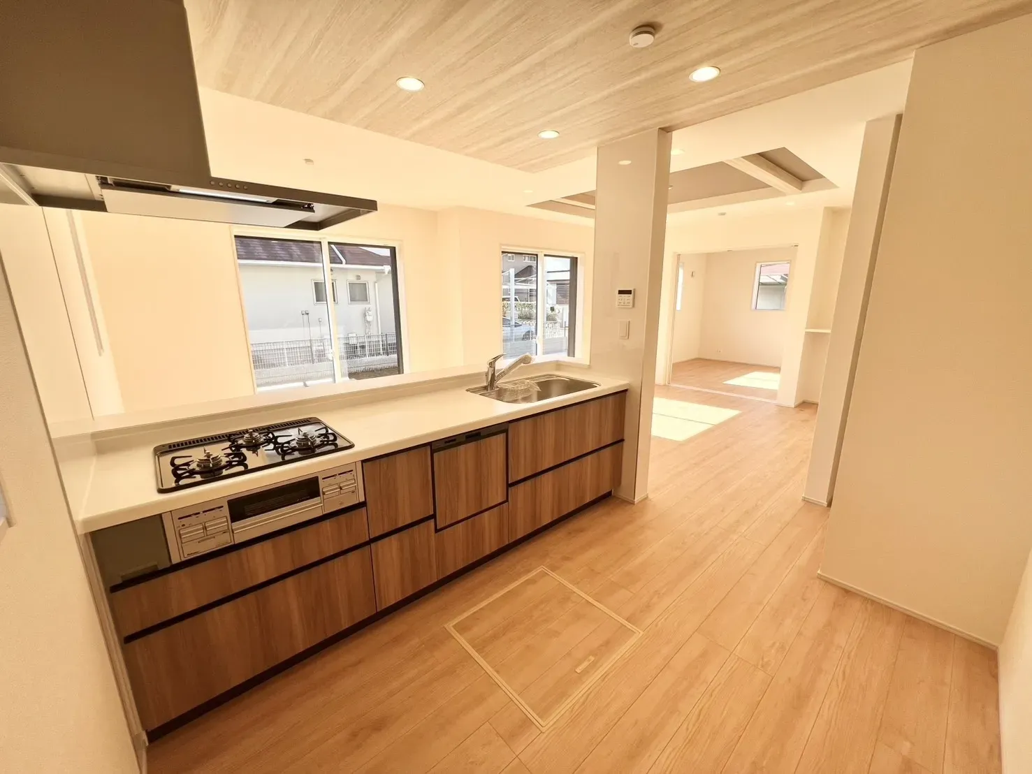 忙しい時に大活躍する3口コンロや食洗機を完備しています。ゆとりのあるキッチンなので、お子様と並んでお料理やお菓子作りもできて楽しいおうち時間を過ごせそうです!