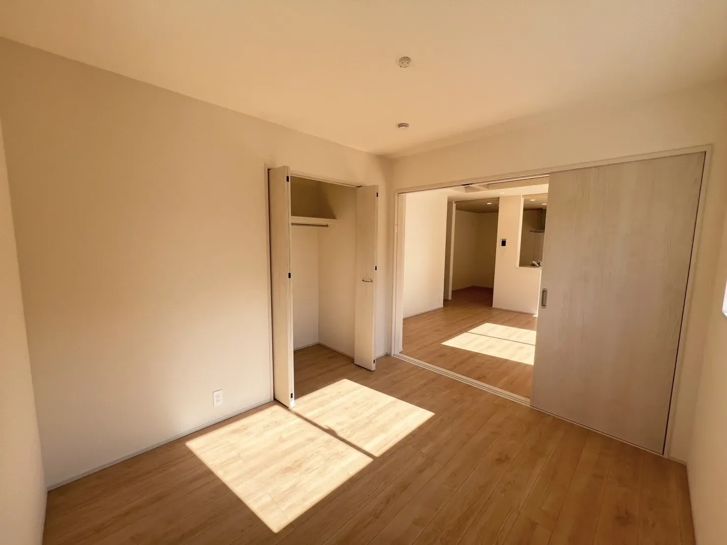 リビングに続く洋室。ドアを開放すると24帖超の大空間に!おうち時間が増える中で開放的な空間というのは大事なポイントですよ