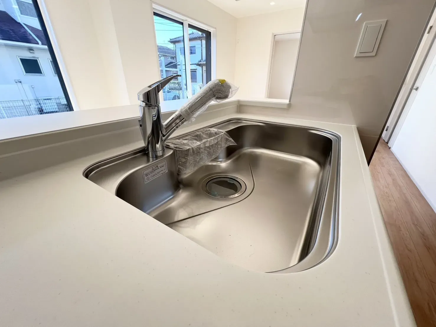 洗い物を置いても広々なシンク。浄水器一体型蛇口はホースになっているのでお掃除もラクラク♪