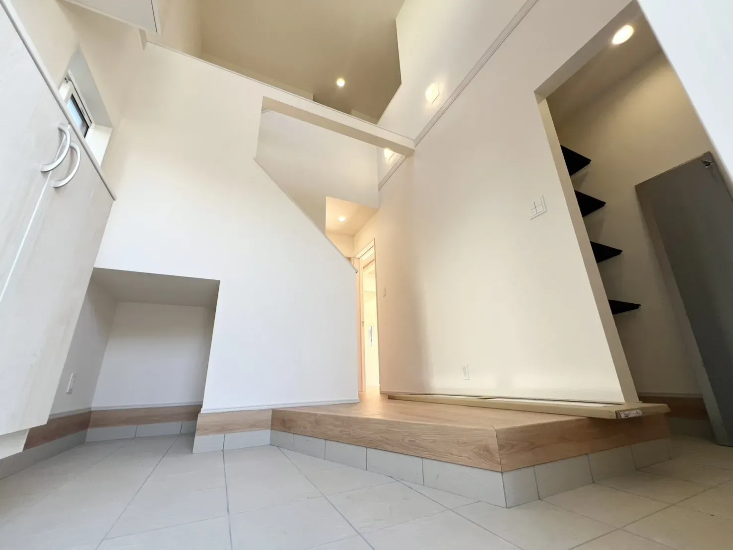 家族が並んでも余裕のある広い玄関スペースです。