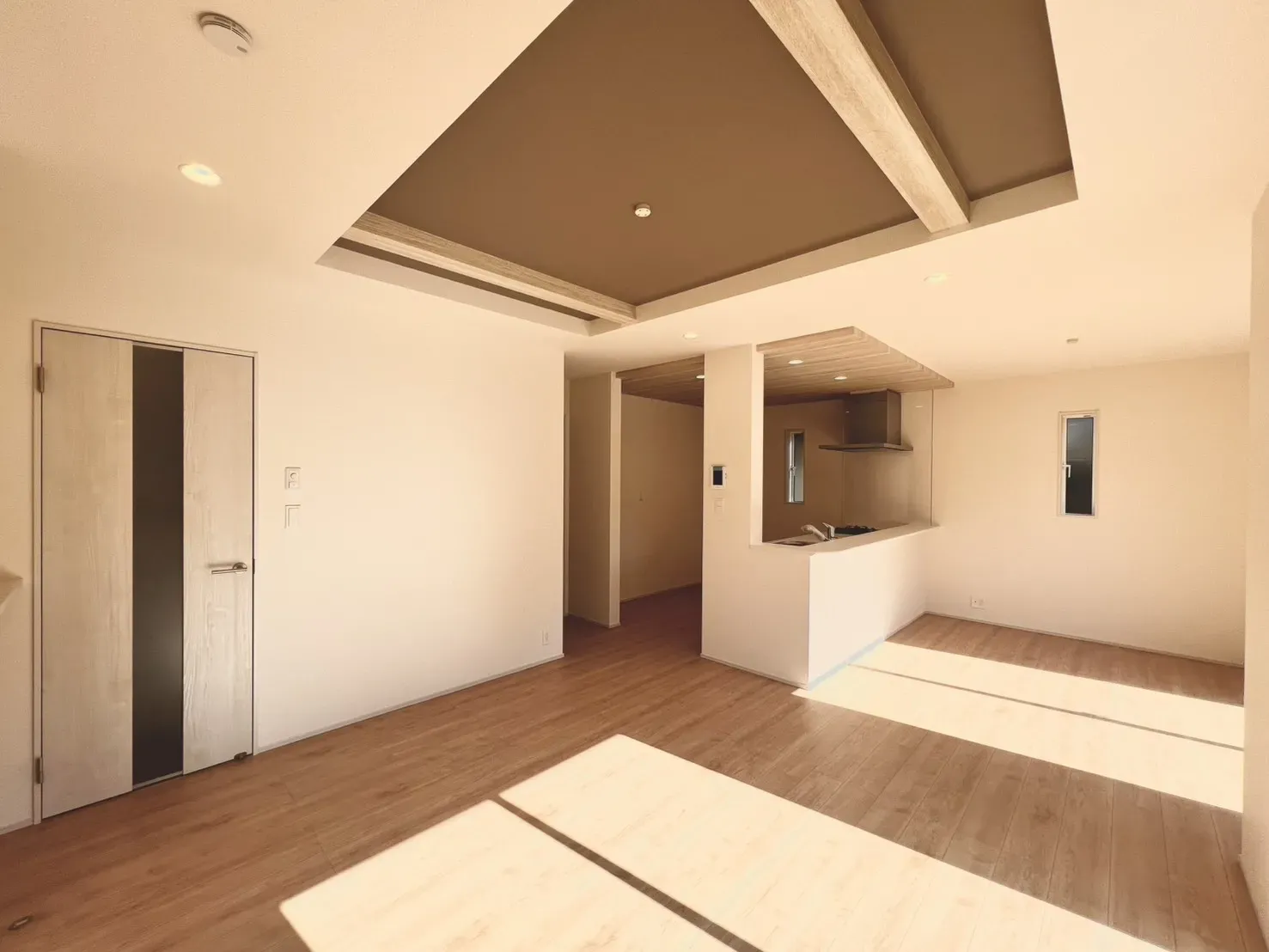 シンプルで飽きの来ない配色ながら、折上天井やアクセントクロスを施すことで、さりげない個性を感じる空間に◎