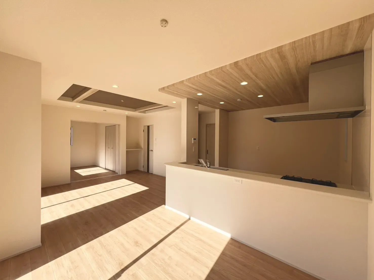 ●対面式カウンターは料理中もコミュニケーションがとりやすく、リビングで寛ぐご家族やお客様との会話が楽しめます。