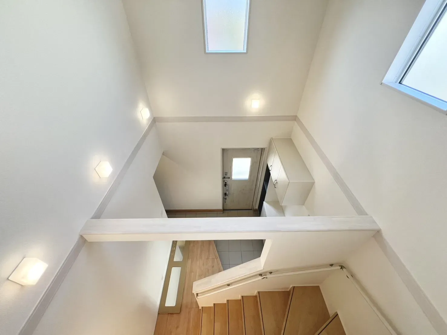 玄関吹抜は高窓から採光が溢れ、住まう人や訪れる人を心地よく迎え入れてくれます◎