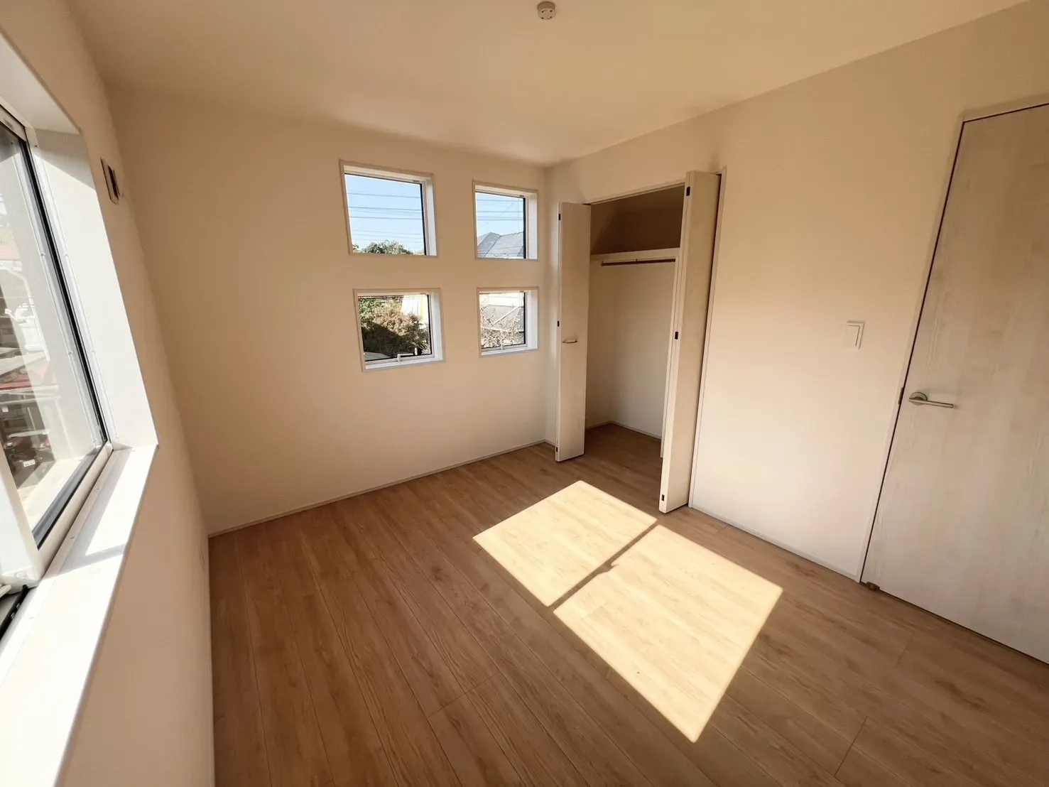 2面採光を確保した洋室です。あたたかい陽光と心地よい風を採り込めます。枕棚・ハンガーパイプ付きのクローゼットが備わり、衣類や鞄、小物類をたっぷり収納可能です。