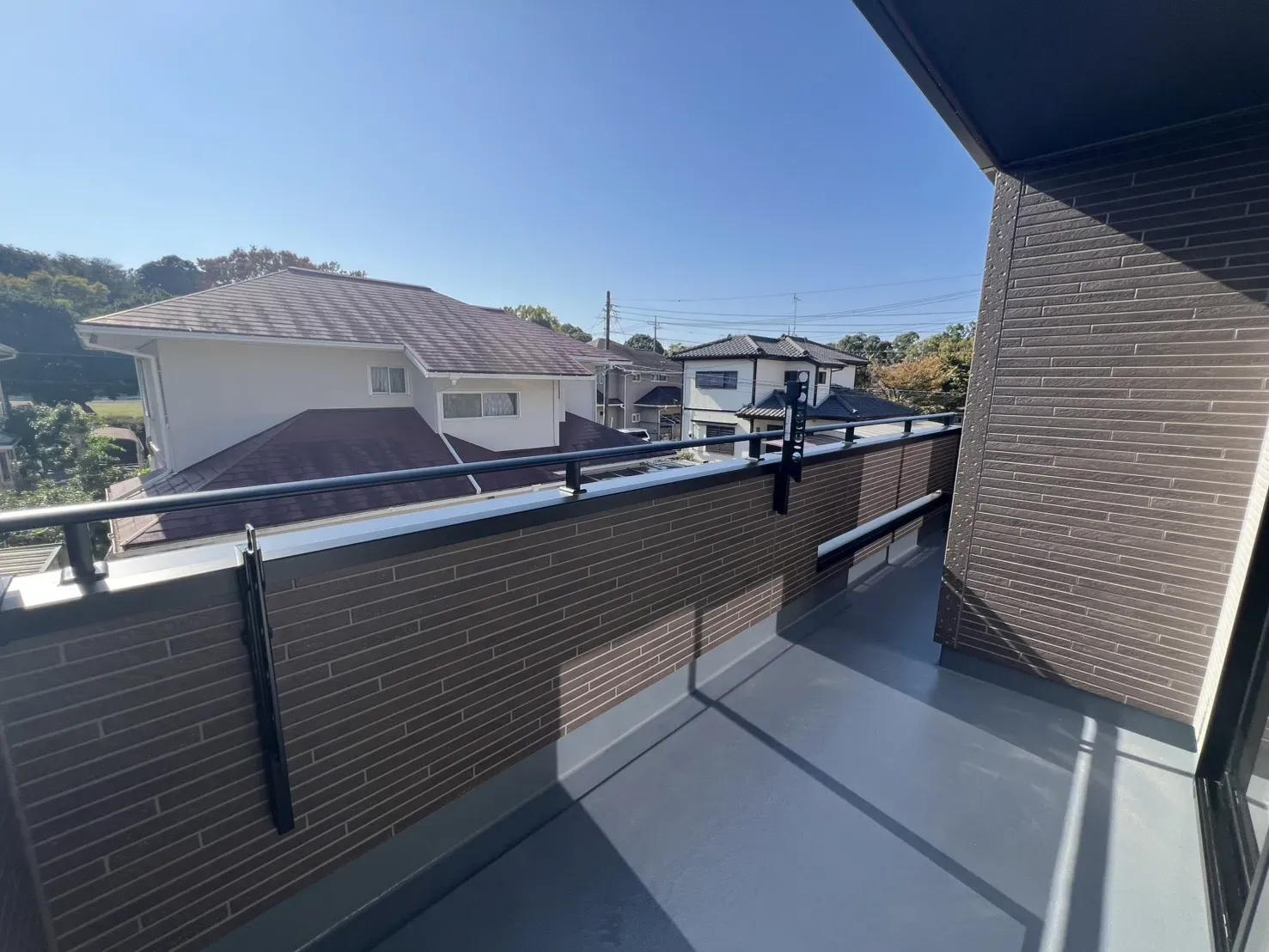 陽当たりのよいワイドバルコニーはご家族分の布団もラクラク干せる広さです。