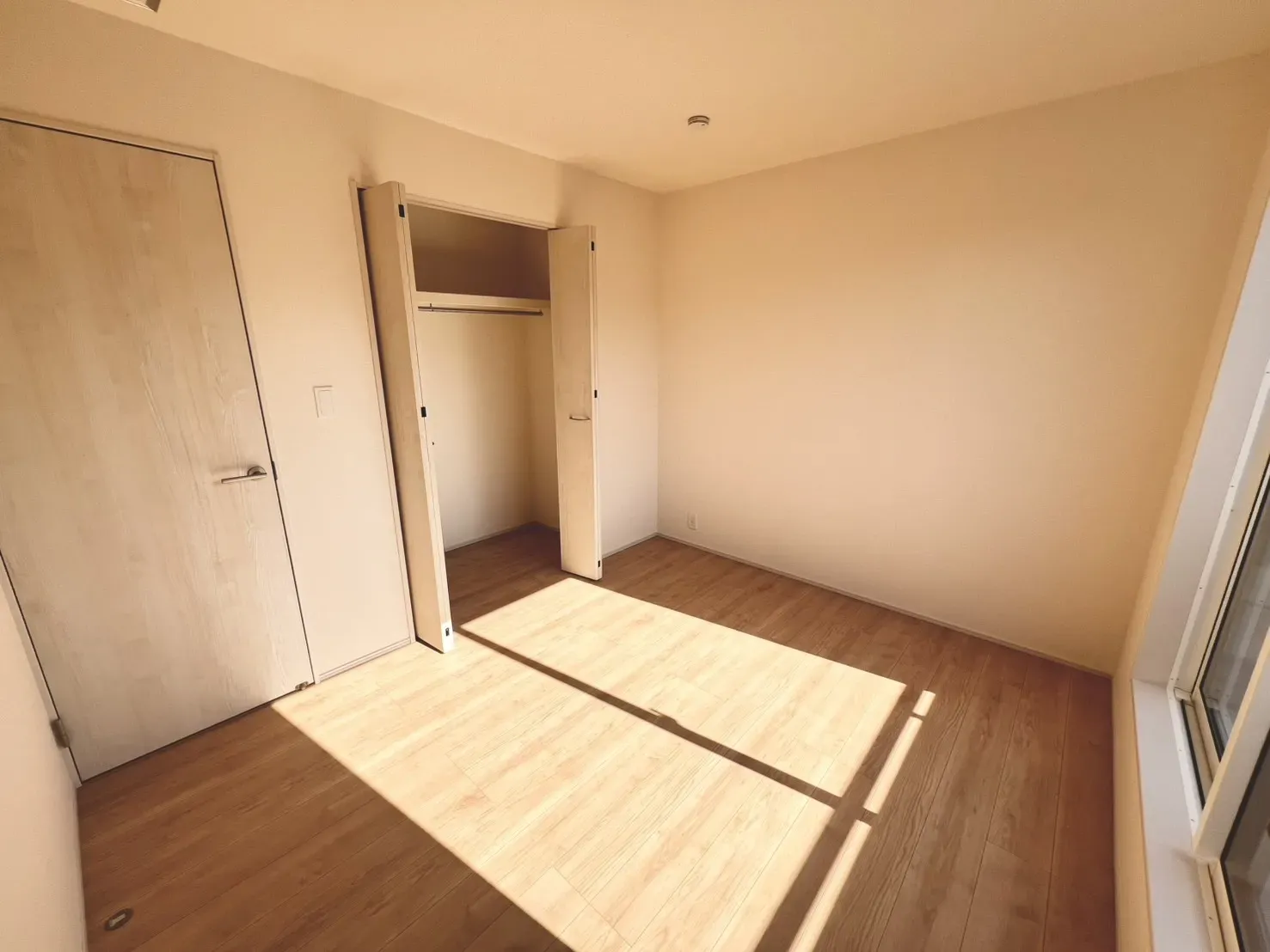 南向きで日当たりのよい洋室です。凹凸が少なく、家具の配置を考えやすい設計に◎子ども部屋や書斎、寝室など、ライフスタイルに合わせて活用可能です。
