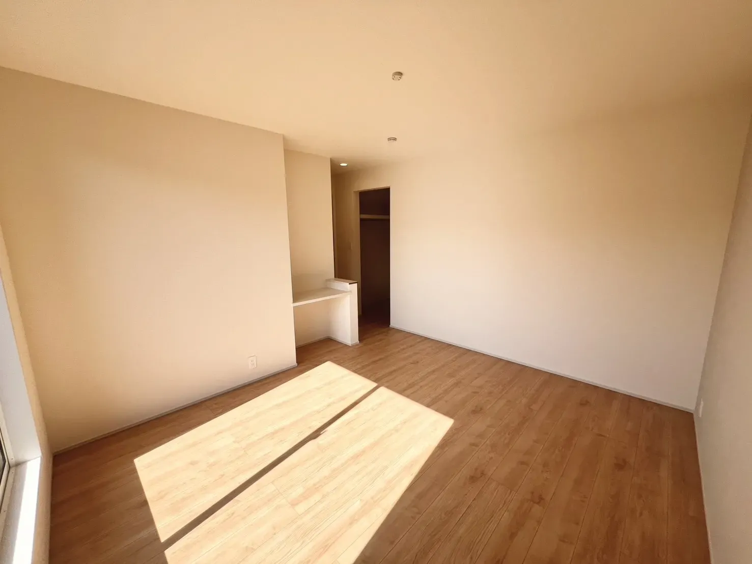 7.5帖の主寝室はダブルベッドや机を配置してもゆとりある広さのため、主寝室としてもオススメ◎クローゼットの横には、パソコン作業やドレッサーとしても活用できるカウンターを備えています。