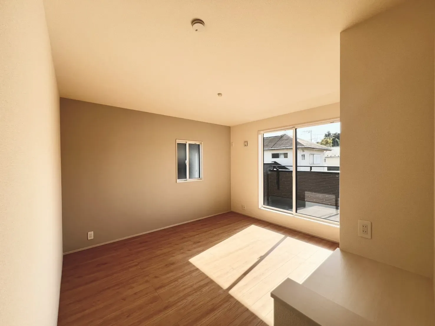 南向きなので部屋全体がぽかぽかと温かい明かりに包まれて気持ちのいい朝が迎えられます。全居室収納付きなので、スペースを広々お使いいただけます。