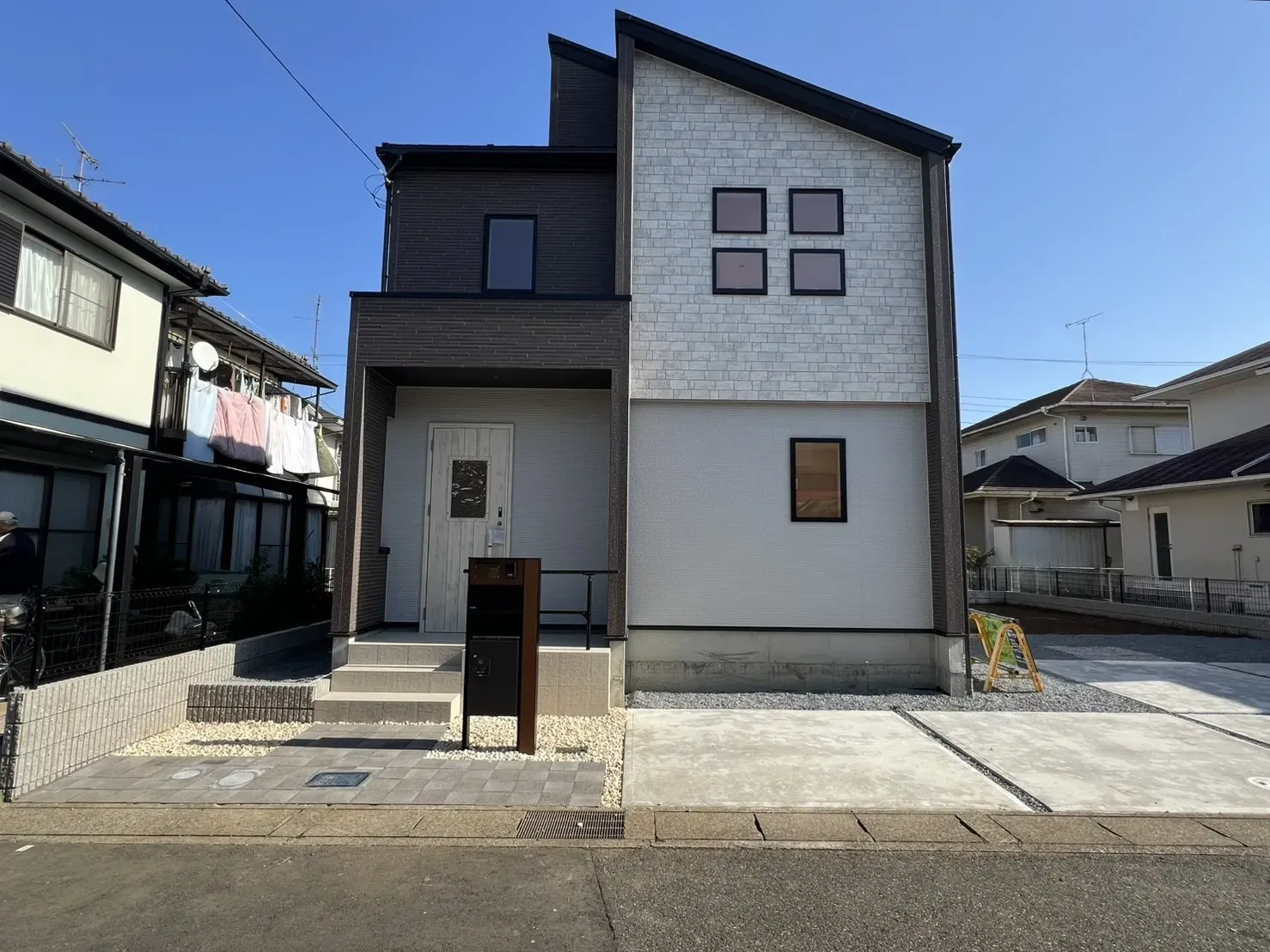 分譲地は、低層の住宅が立ち並ぶ第一種低層住居専用地域内に位置しています。小学校や公園が徒歩10分圏内にあり、のびのびと子育てをしたいファミリーにもオススメです。