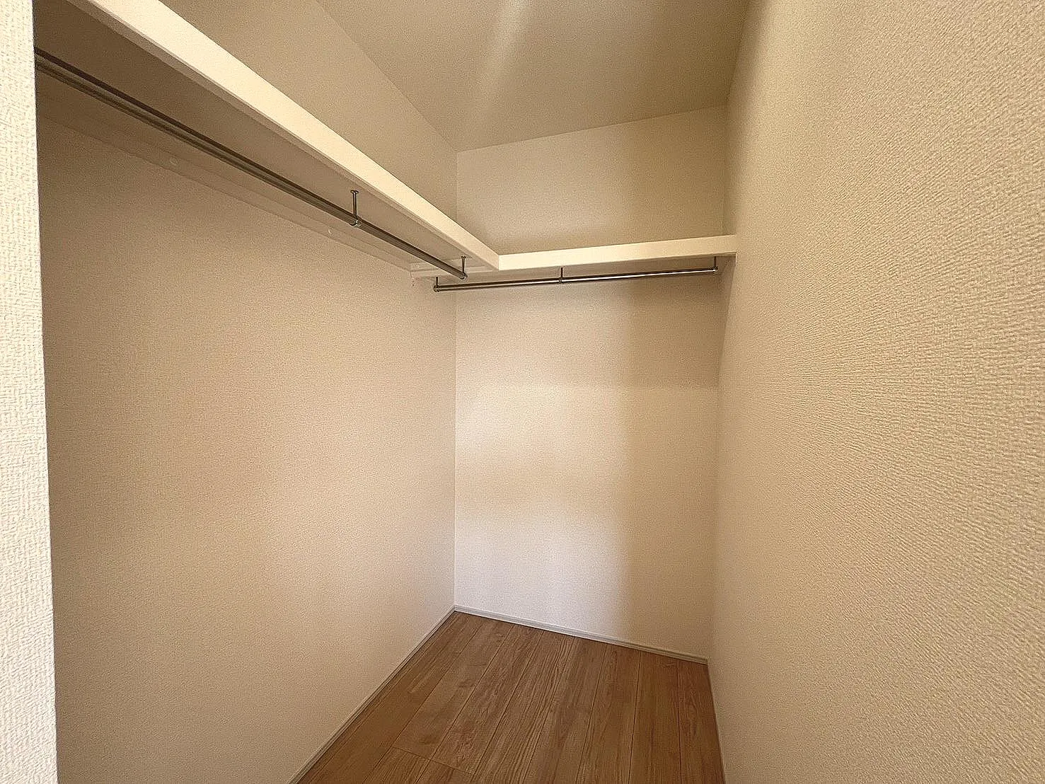 様々なアイテムがたっぷり収納できるWICです。ハンガーパイプ付きですので、衣類をシワなく保管できます。バルコニーからそのままWICへ収納できるので、家事動線がスムーズ◎