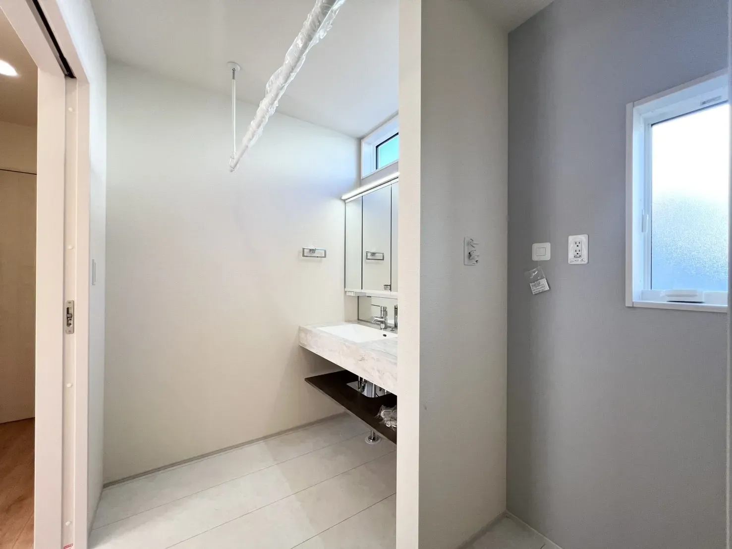 濡れたバスマットをかけたり、洗濯物を干すのに便利な室内物干しを完備!
