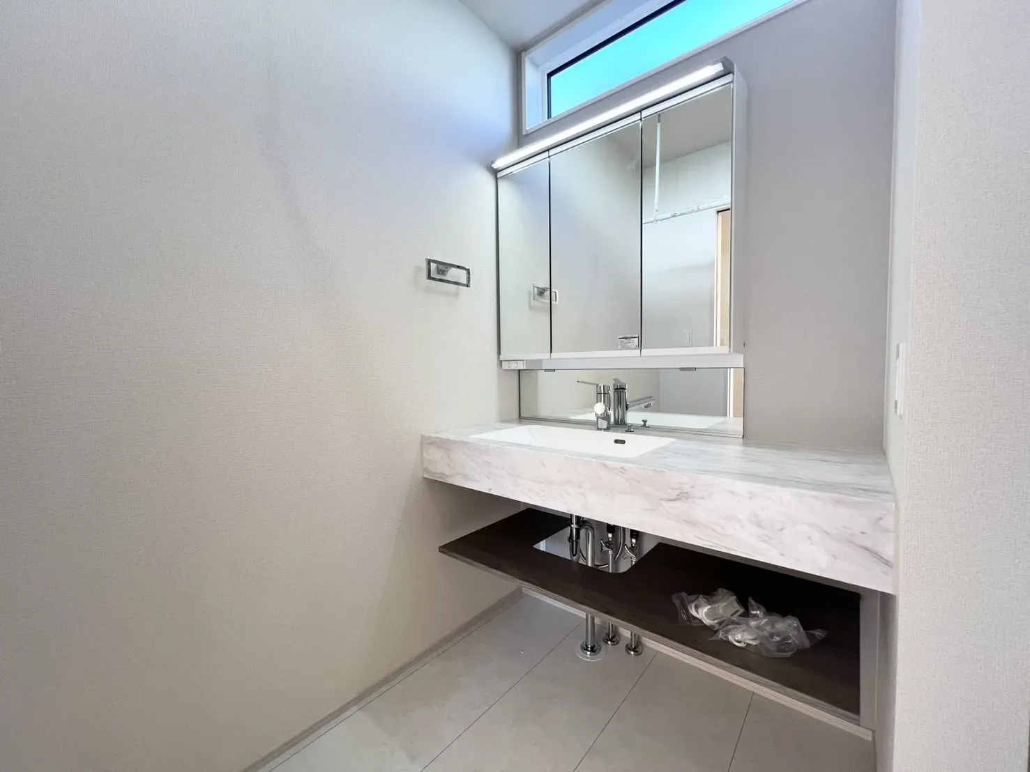 ご家族並んで朝の準備もスムーズにできるワイドなつくりの洗面台になっています。収納もたっぷりあるので、細々としたものも収納できます。