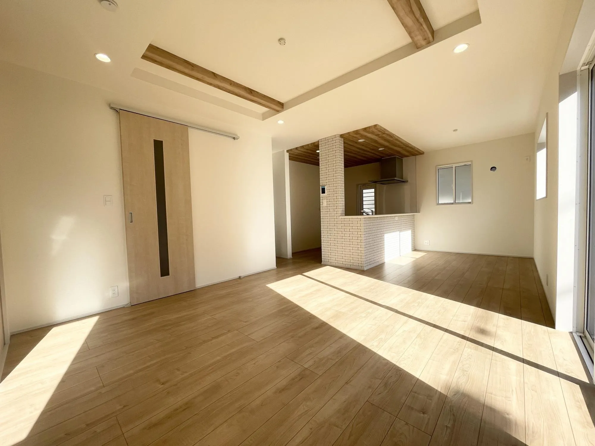 【リビング】ゆったりリビング!シャッター、折上天井と設備も充実です♪