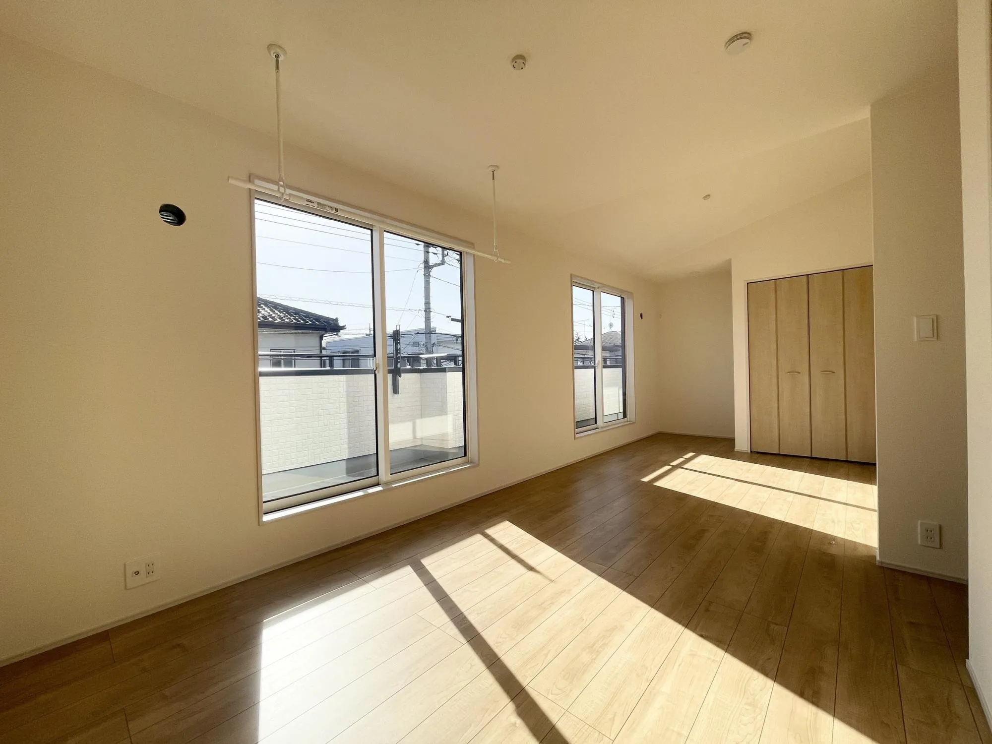 【主寝室】10帖以上の広いお部屋です♪