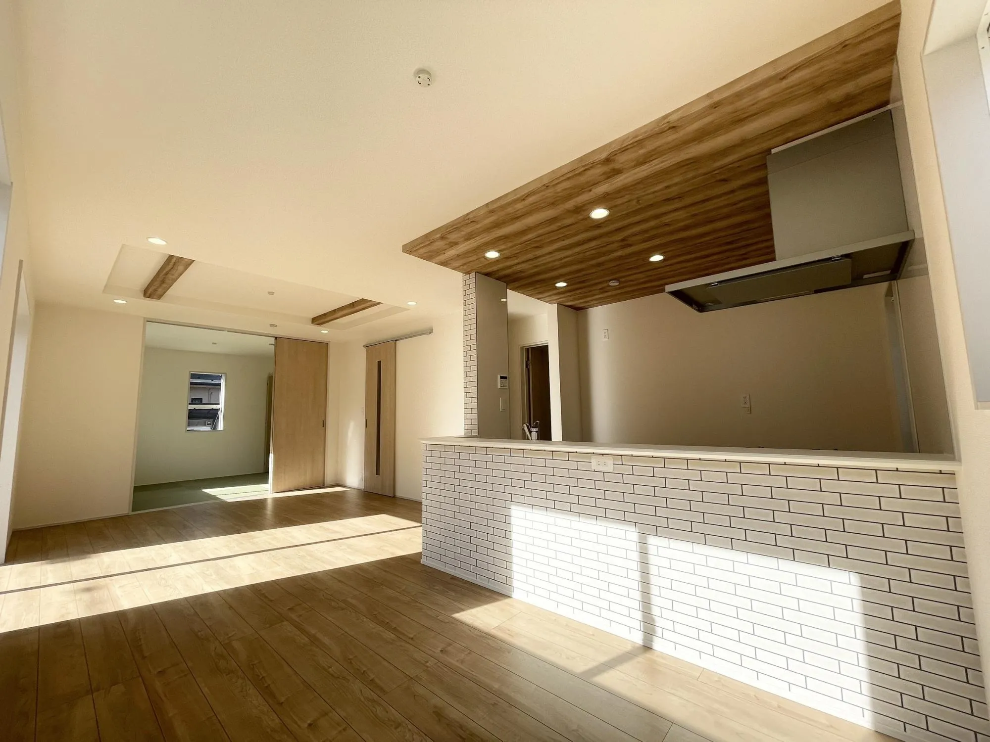 【キッチン前面】キッチンがオシャレにみえるアクセントクロス仕様