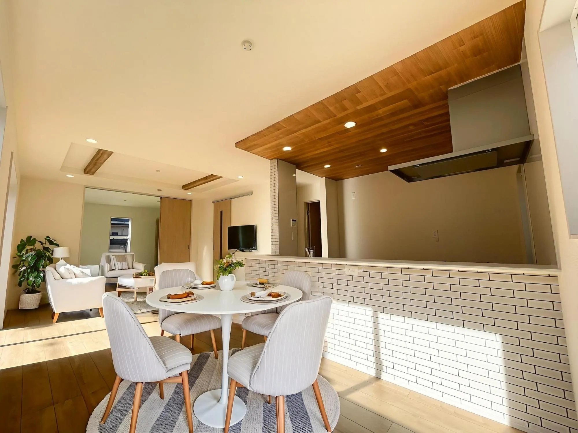 【リビング】ゆったりリビング!シャッター、折上天井と設備も充実です♪