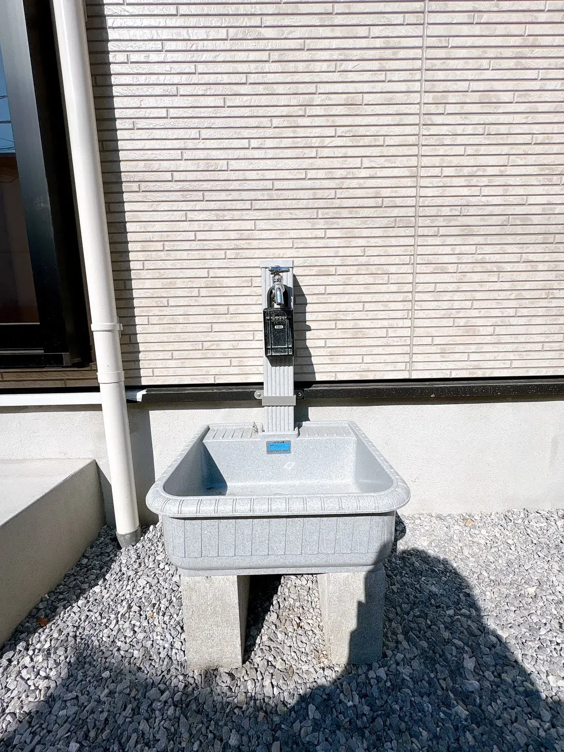 【外水栓】お子様の外遊び後の泥落としや、プールの水張りにも活躍。玄関まわりを清潔に保ってます。