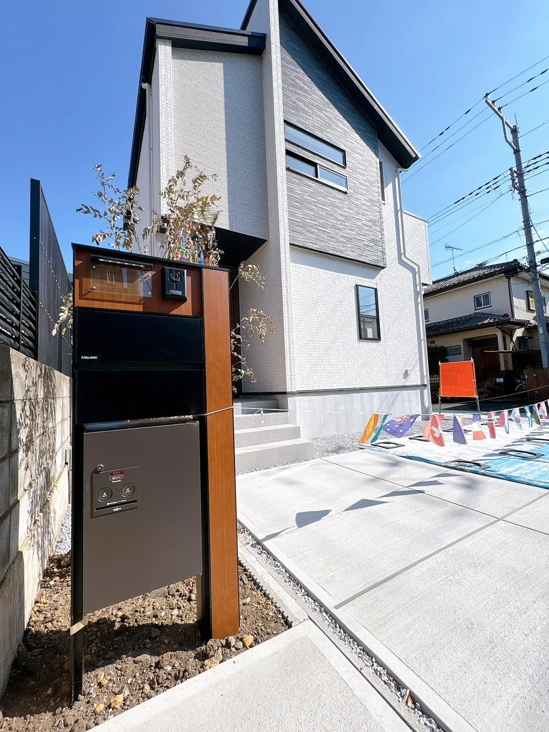 【玄関設備】テレビモニター付きインターフォンで来訪者を映像で確認できる安心設計。ポスト一体型の為に、外構回りもすっきとした印象です。
