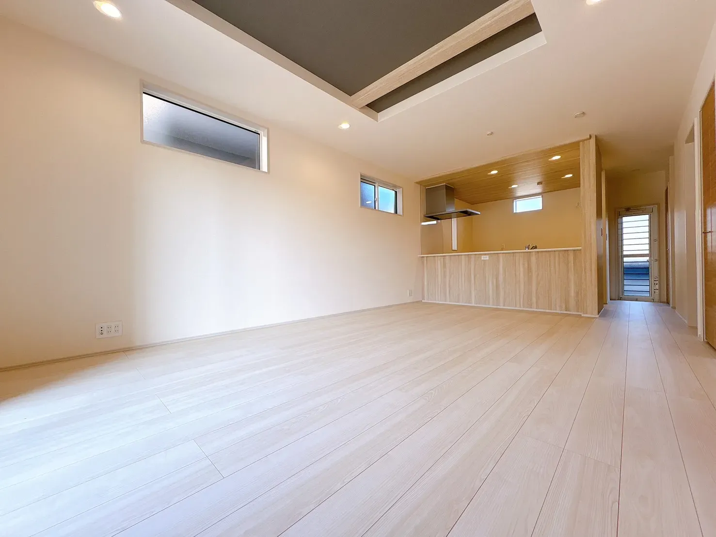 【リビング】ゆったりリビング!シャッター、折上天井と設備も充実です♪