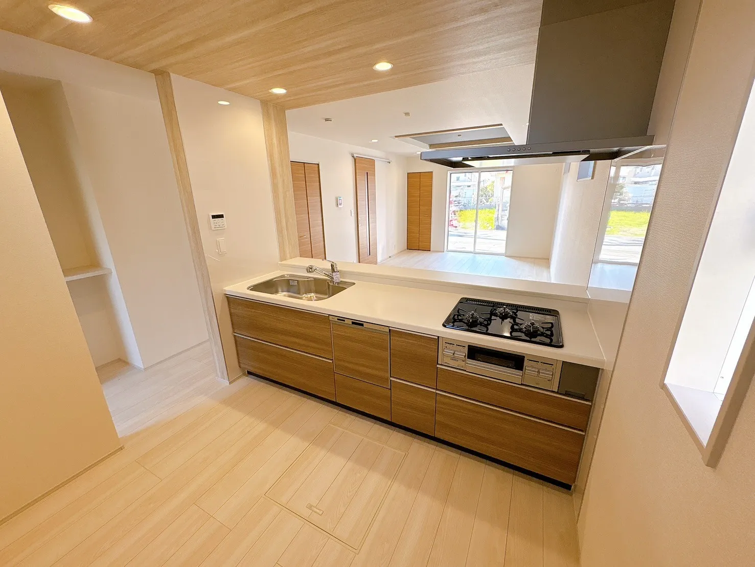 【キッチン】リビング全体が見渡せる対面キッチン♪