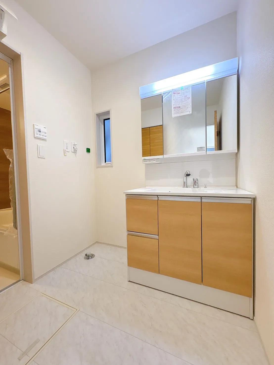 【脱衣所】大きな洗面化粧台付きです♪