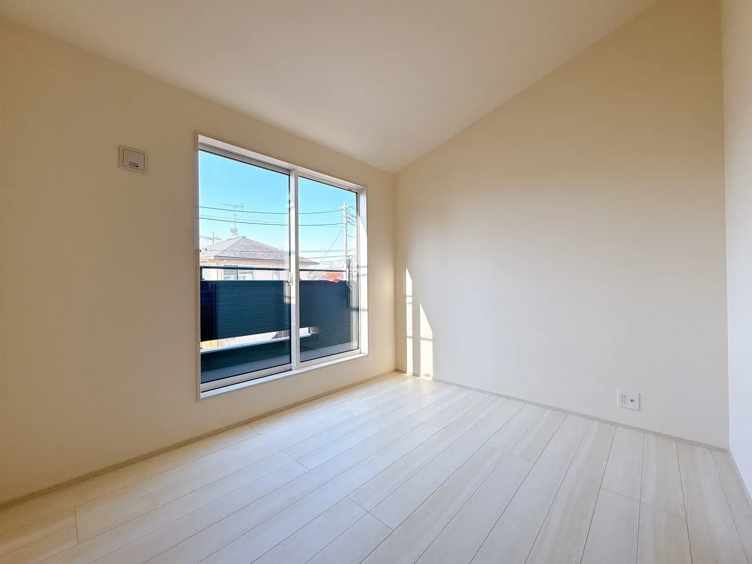 【勾配洋室】勾配天井が開放感を演出します♪