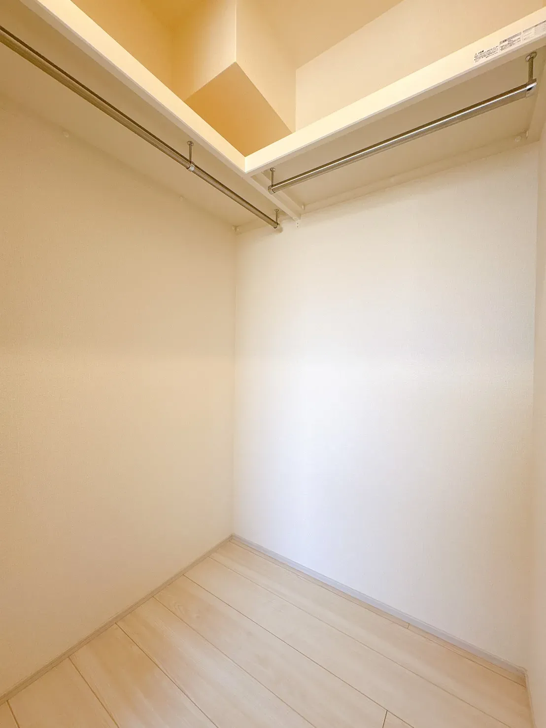 【ウォークインクローゼット】たっぷり収納できるウォークインクローゼット付き♪