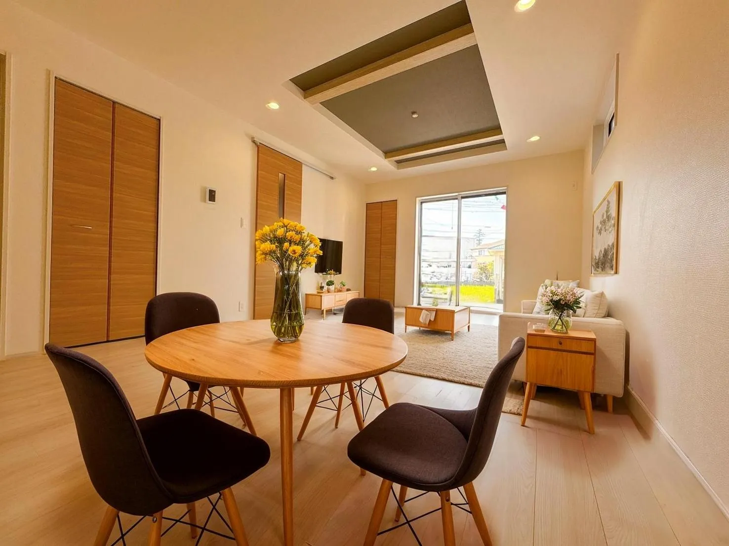 【リビング】ゆったりリビング!シャッター、折上天井と設備も充実です♪