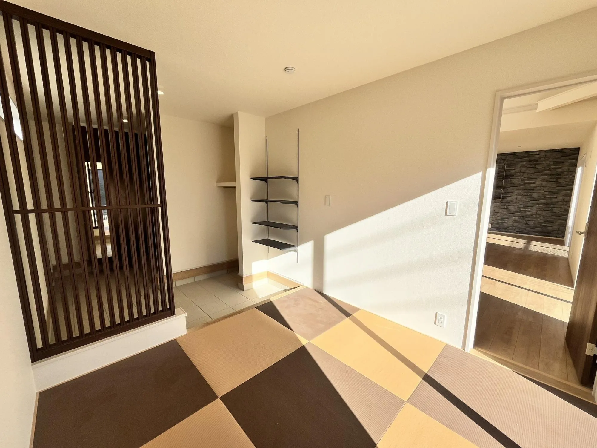 グッドデザイン賞も受賞したマルチエントランス。広い玄関に繋がった和室は多目的にお使いいただけます。