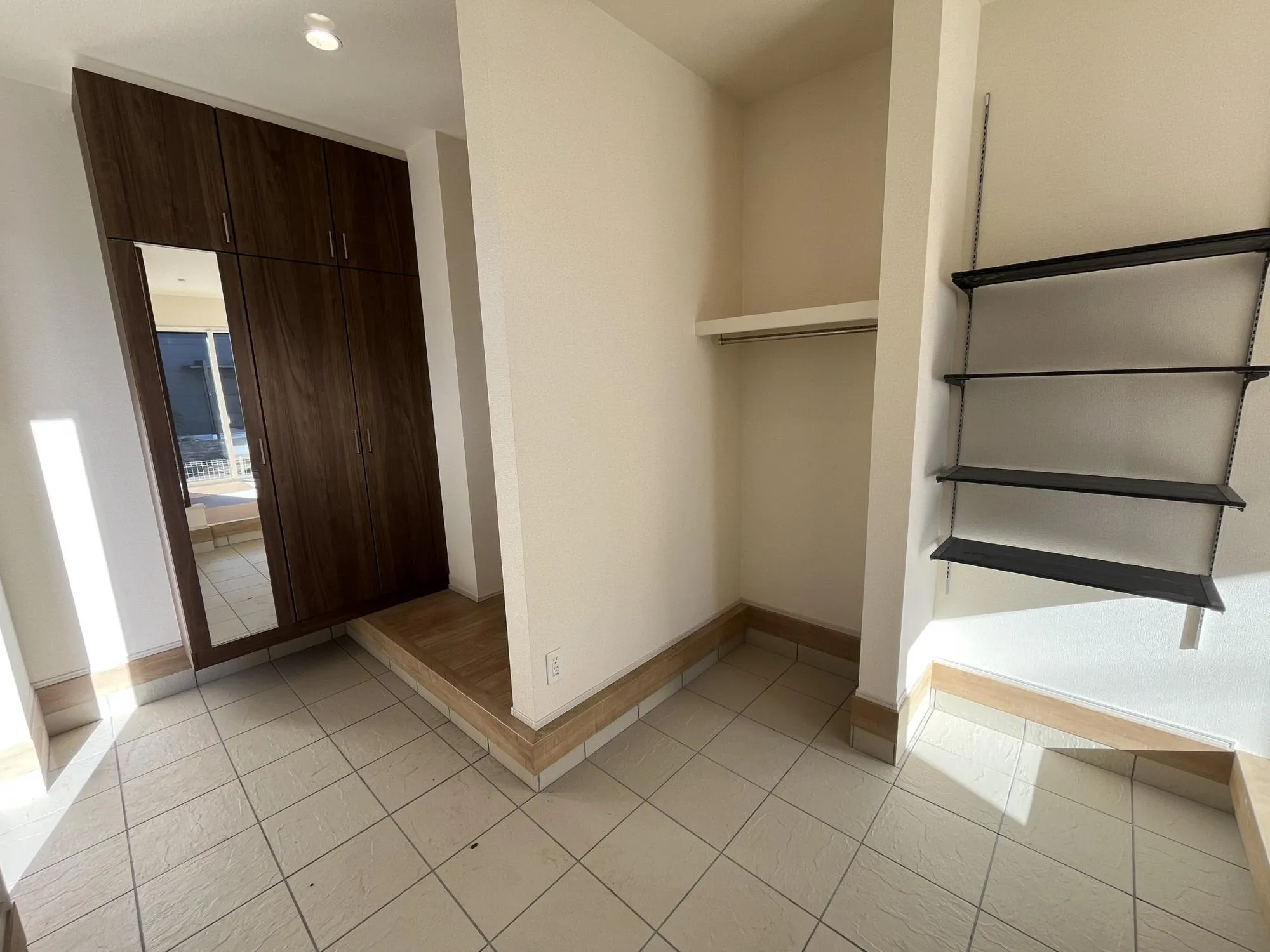 広さと収納力を兼ね備えた玄関は、家族の靴や小物をスマートに整理。おしゃれで機能的な空間が、毎日の出入りを快適にします。