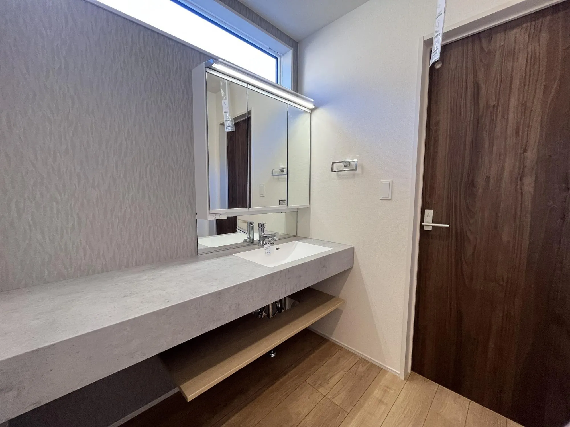 ワイド仕様でオシャレ&便利なスマートサニタリー
