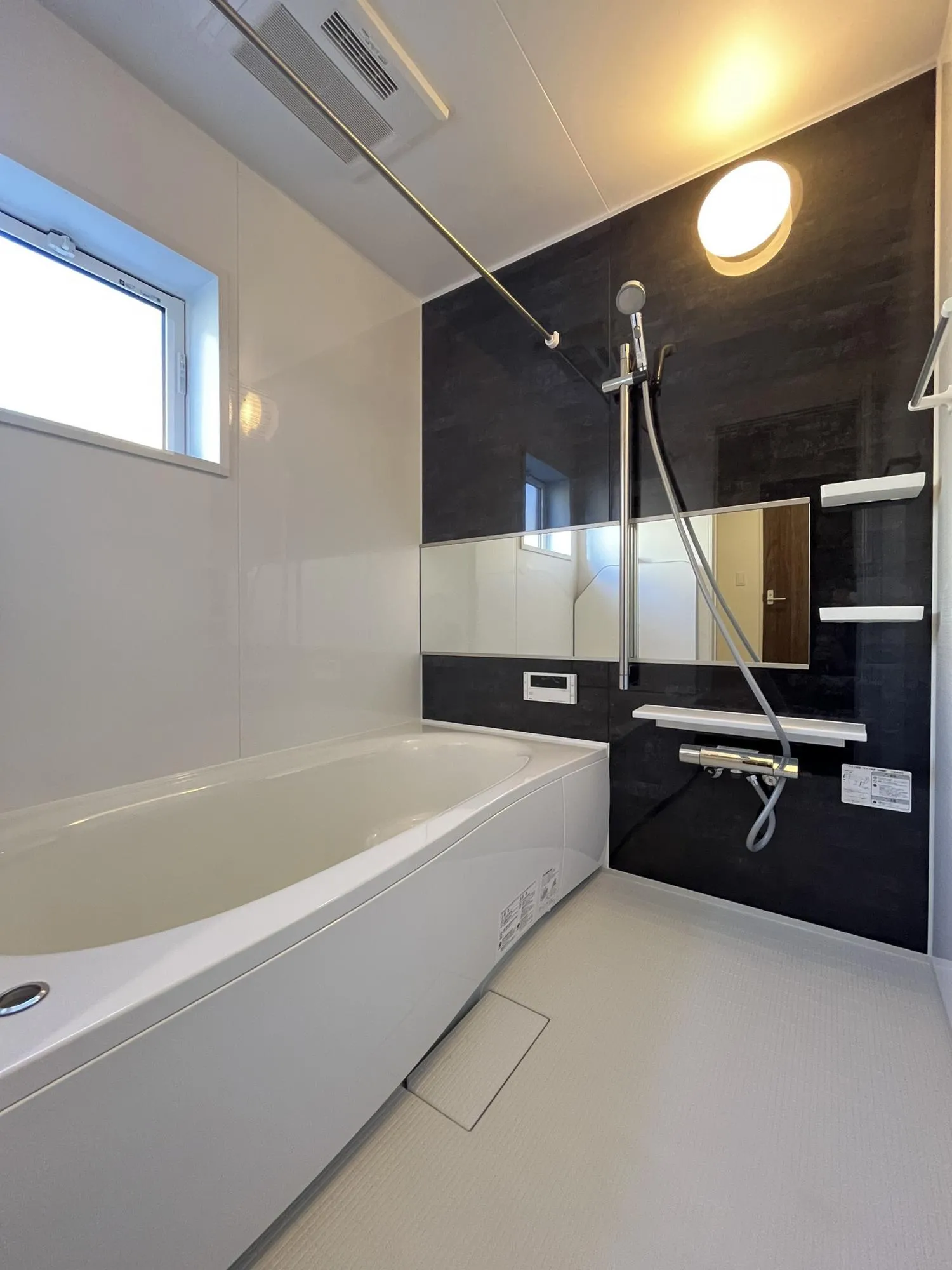 浴室は横長ミラー&スライドバーを標準装備