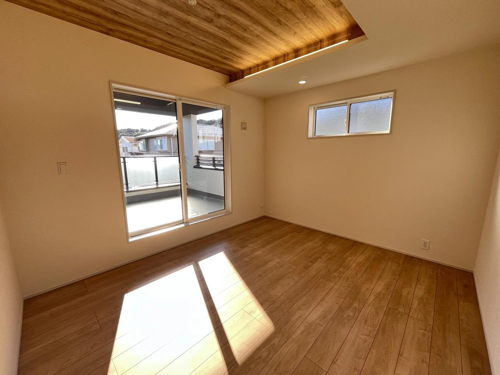 明るい洋室は、寝室や書斎、趣味スペースなど多彩に活用可能。家族の暮らしに合わせた自由な使い方ができます。