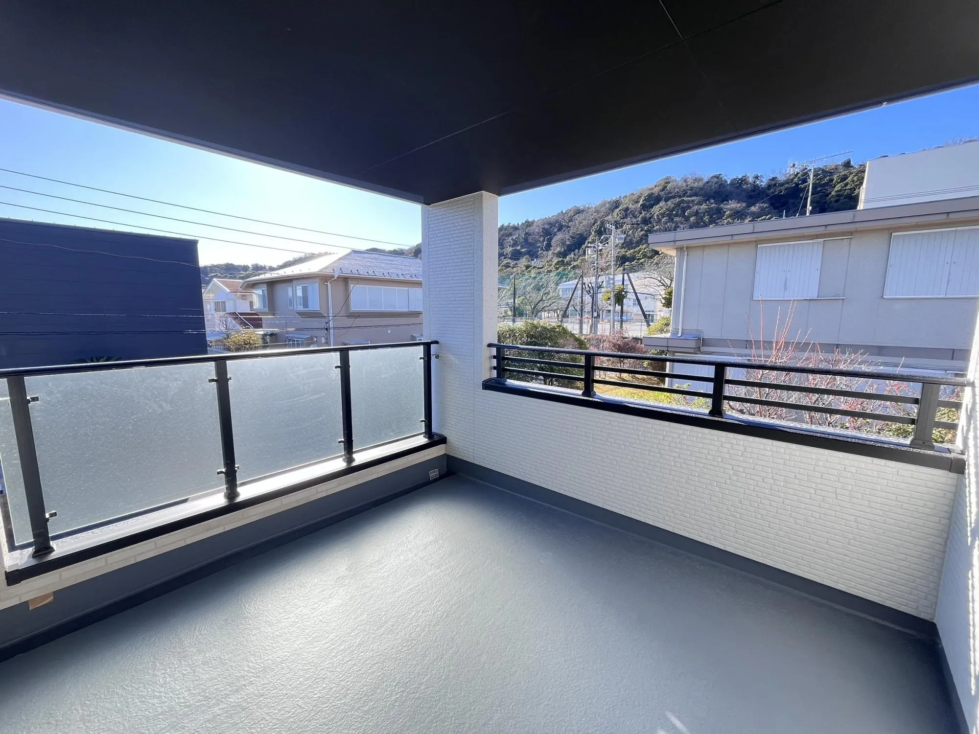 天候に左右されない、便利なインナーバルコニー。アクリルパネル付きで通常よりも採光性が向上しております。