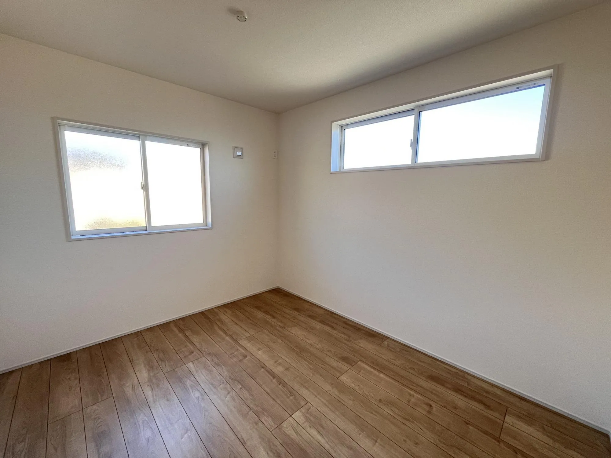 2面採光で、日中は自然光がたっぷり差し込み、明るく心地よい空間です。