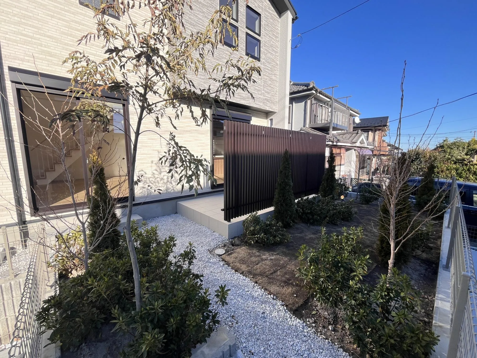 豊富な植栽で空間に彩を加えてくれます。