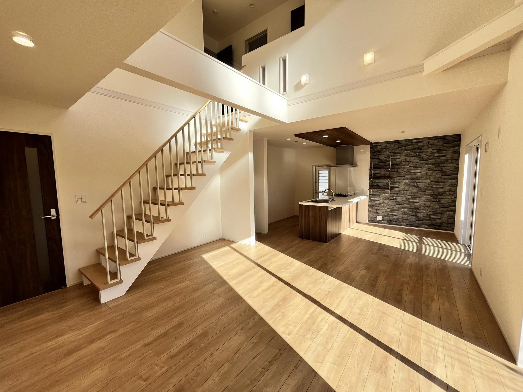 20帖の広々リビングは吹き抜けもあり、たっぷりと自然光が差し込み、家族が集う憩いの場として心地よくお過ごしいただけます。