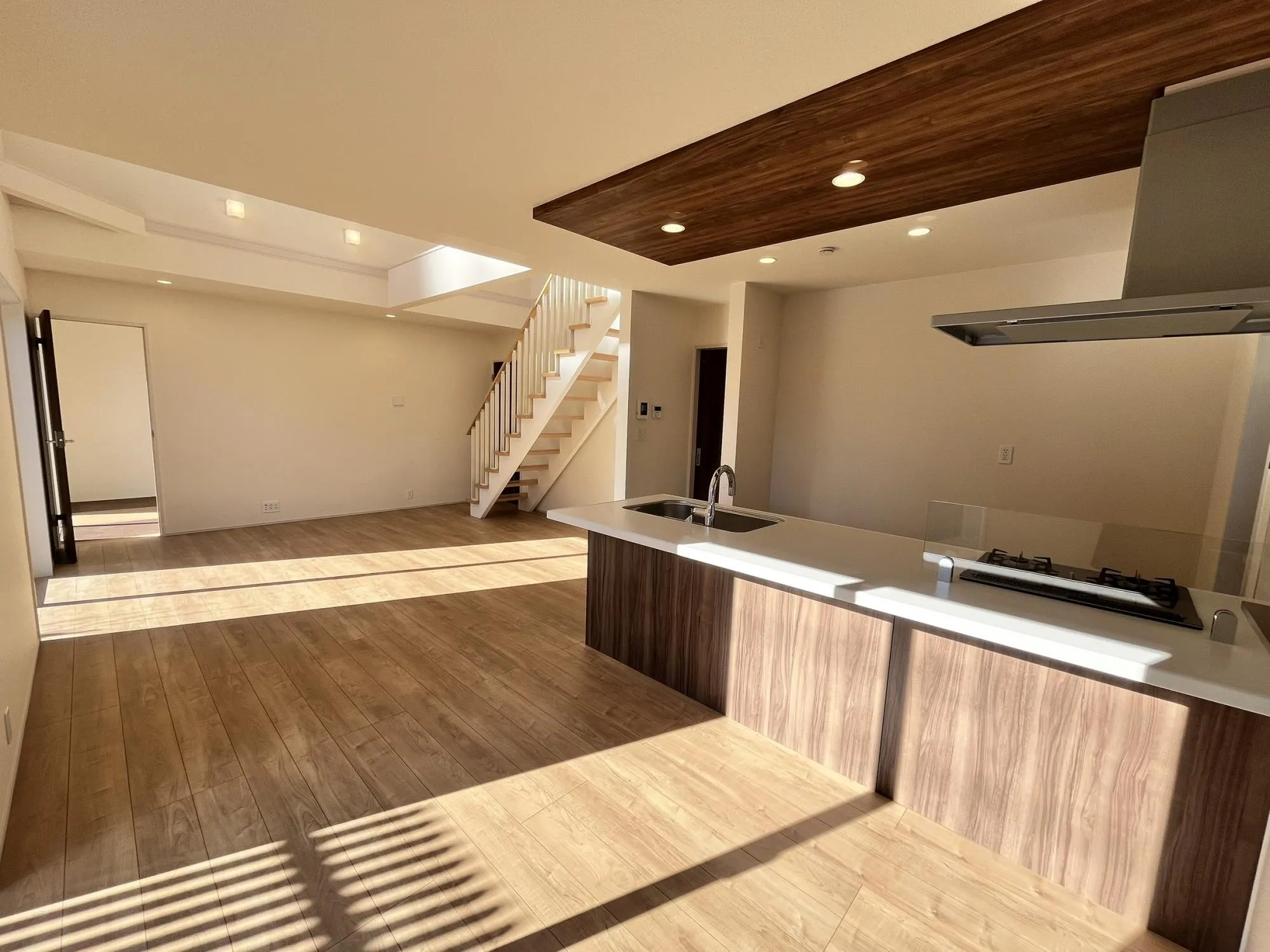 大きな窓から差し込む陽光が、リビング全体を明るく照らします。広々とした空間で、家族の会話も弾む毎日を。