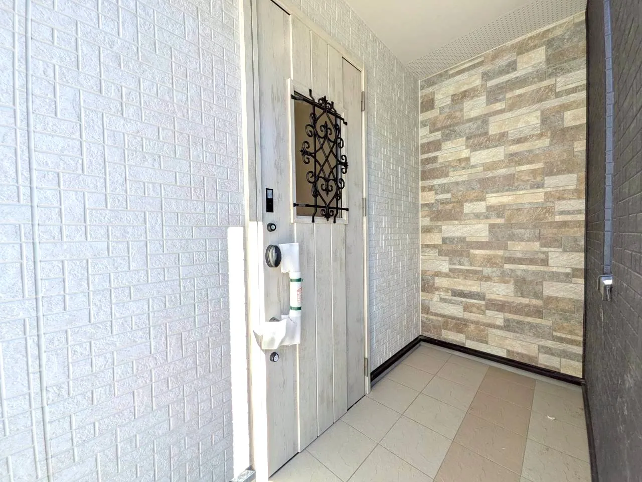 2号棟:玄関ポーチ