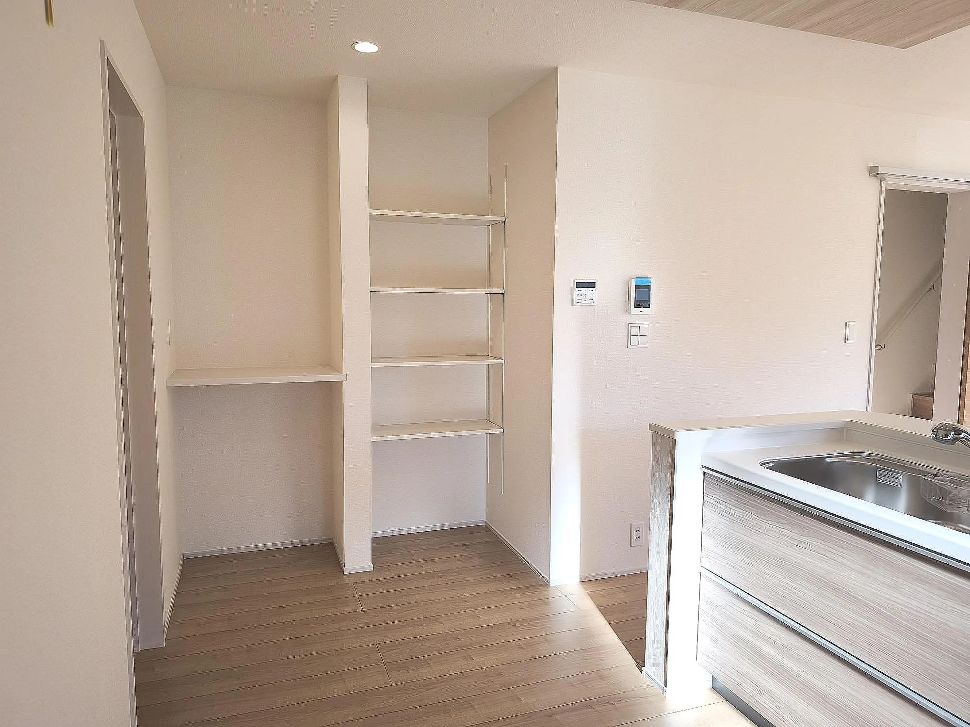 キッチン横収納