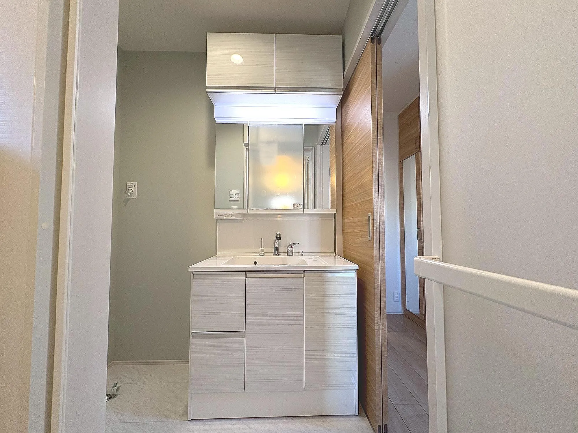 吊戸付洗面化粧台