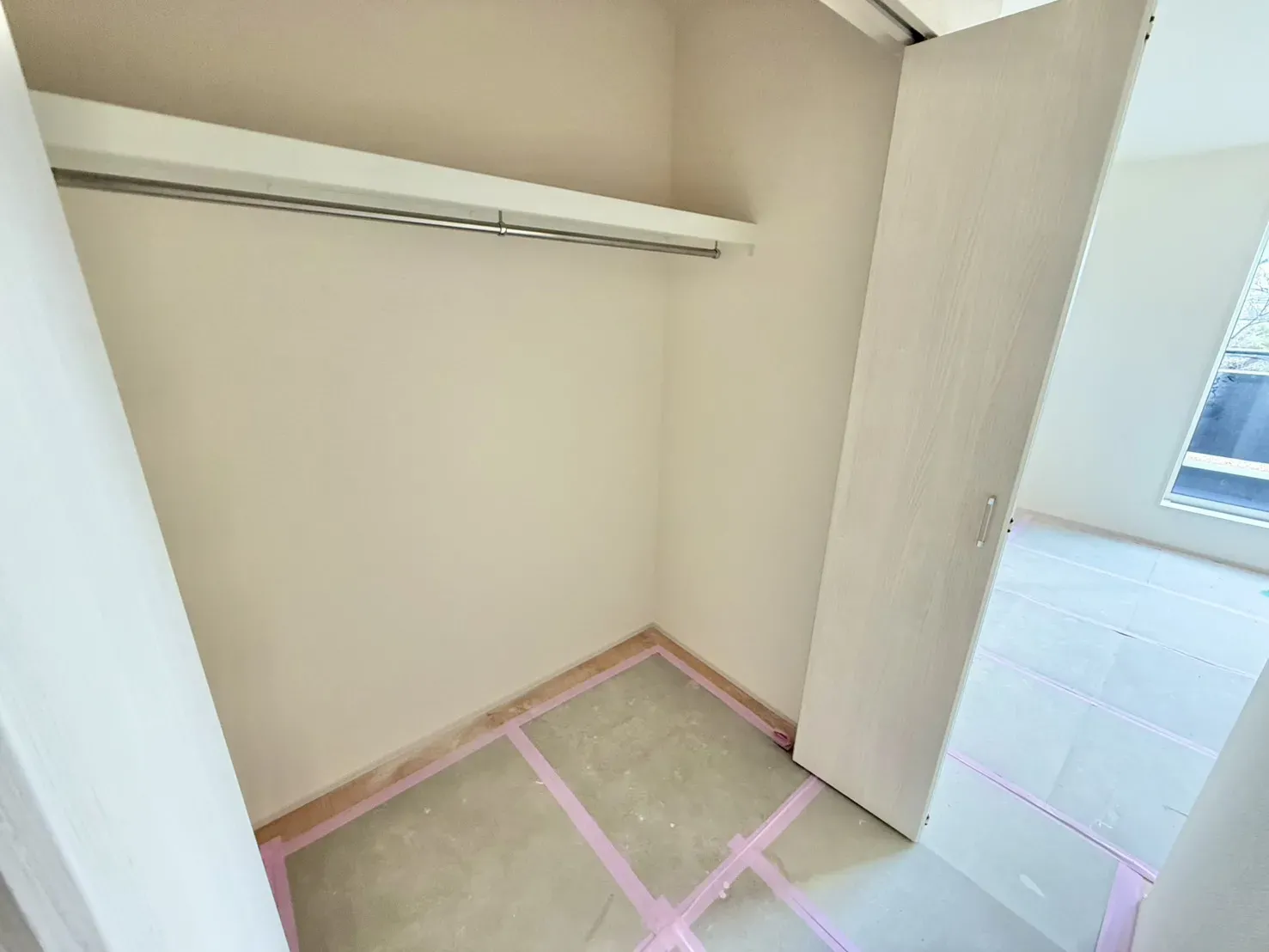 【収納】
各居室に設置している収納は、洋服を沢山収納できる便利なハンガーラックも取り付け済み♪